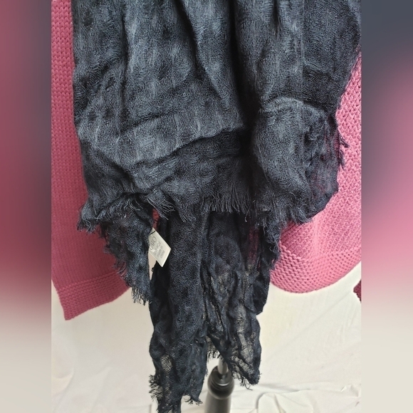 Cato's Fall Black Crinkly Scarf - Picture 4 of 6